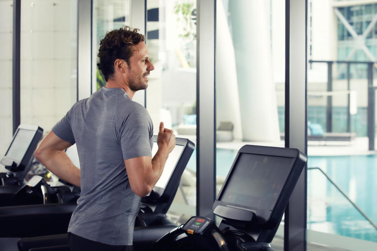 Hotel The Westin Brisbane Exterior foto A man on a treadmill
