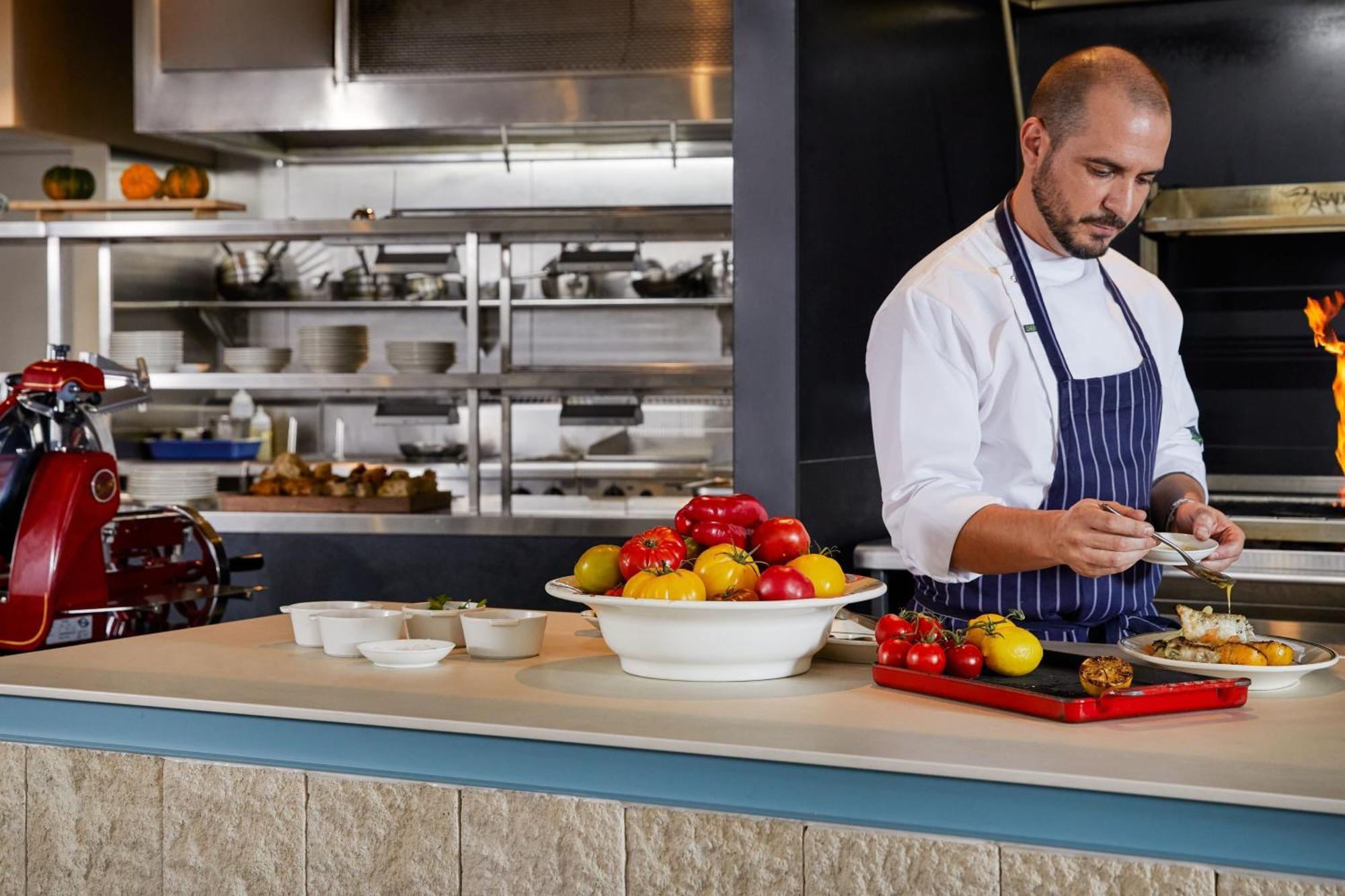 Hotel The Westin Brisbane Exterior foto A chef preparing food